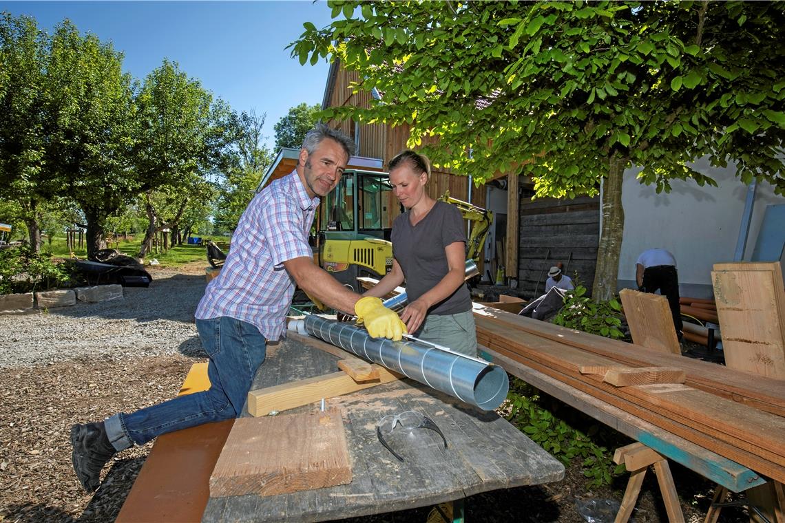Zum Geburtstag öffnet der Biergarten Die Arbeiten am Biergarten sind in den letzten Zügen: Thomas und Irene Weber bereiten auf dem Kulturbuckel eine Saison der etwas anderen Art vor. Foto: A. Becher