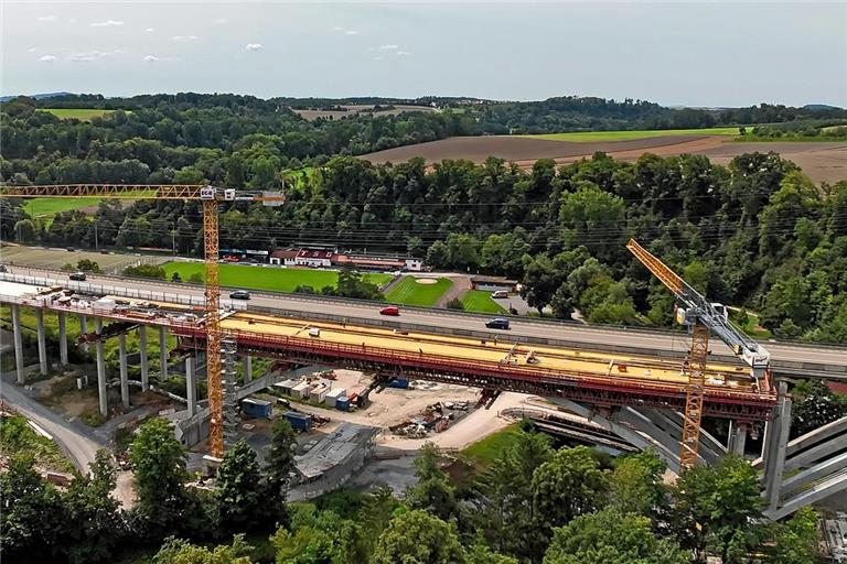 Die Arbeiten am zweiten Viadukt laufen auf Hochtouren und sollen bis Ende des Jahres abgeschlossen sein. Vierstreifig rollt der Verkehr aber erst, wenn auch die Anschlussstelle Backnang-West an der Krähenbachkreuzung im Jahr 2027 fertig ist. Foto: Ulrich Maier