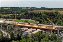 Die Arbeiten am zweiten Viadukt laufen auf Hochtouren und sollen bis Ende des Jahres abgeschlossen sein. Vierstreifig rollt der Verkehr aber erst, wenn auch die Anschlussstelle Backnang-West an der Krähenbachkreuzung im Jahr 2027 fertig ist. Foto: Ulrich Maier