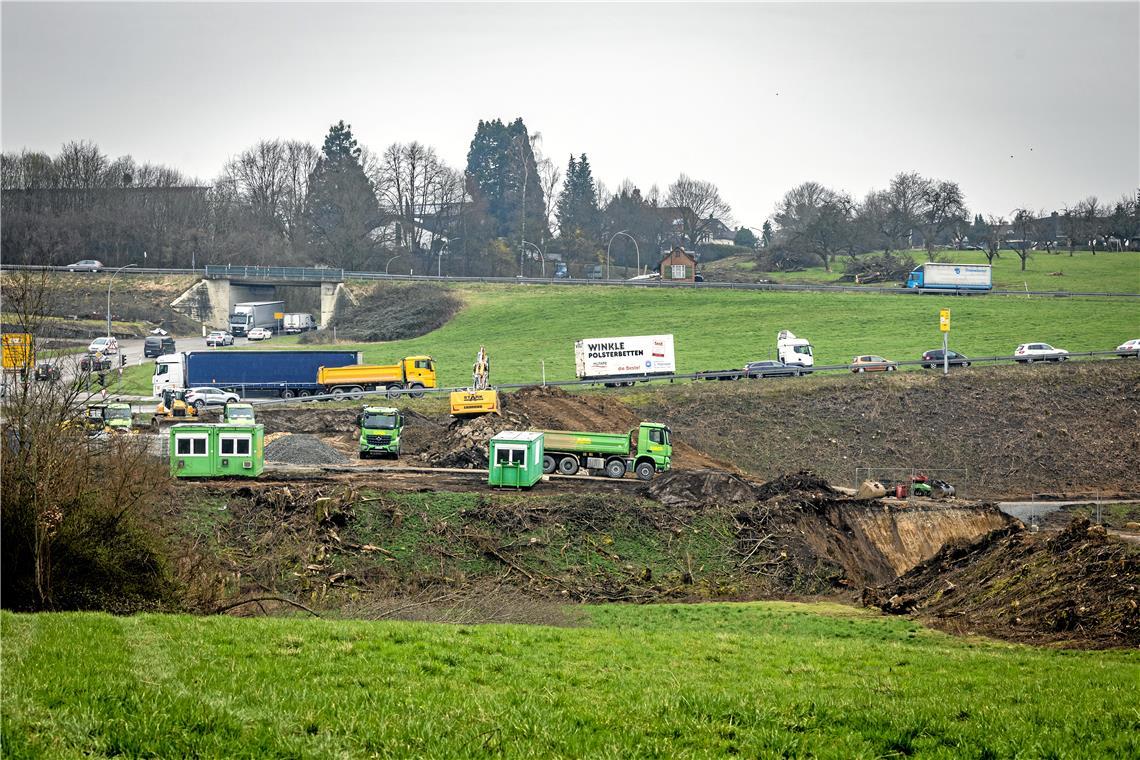 Die Arbeiten an der neuen Brücke über den Krähenbach und am künftigen Regenrückhaltebecken neben der Auffahrt der B14 laufen bereits. Fotos: Alexander Becher