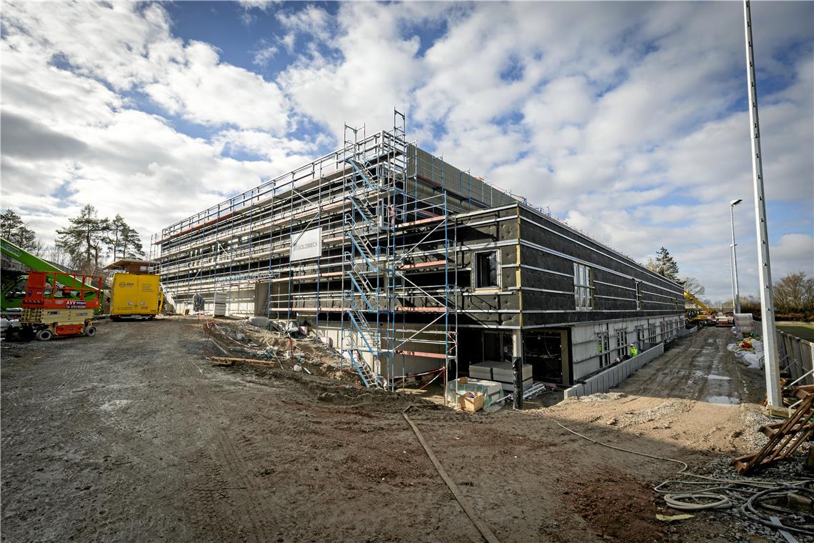 Die Arbeiten an der neuen Halle auf der Maubacher Höhe schreiten zügig voran. Nach der Fertigstellung werden alle Funktionen drei Monate lang auf Herz und Nieren getestet. In dieser Zeit dürfen Schulen und Vereine den Neubau noch nicht in Beschlag nehmen. Foto: Alexander Becher