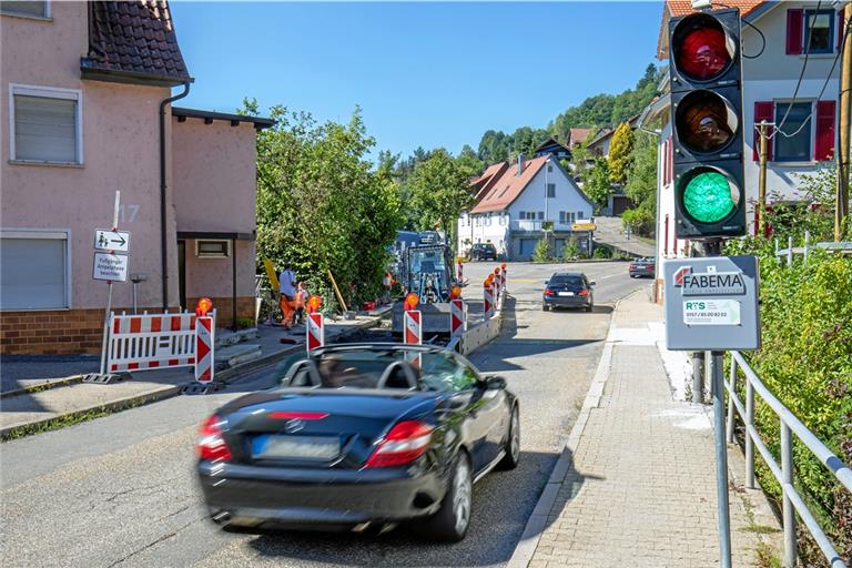 Die Arbeiten an der Ortsdurchfahrt Spiegelberg haben begonnen. Bis etwa März 2021 wird die Straße einseitig gesperrt. Foto: A. Becher