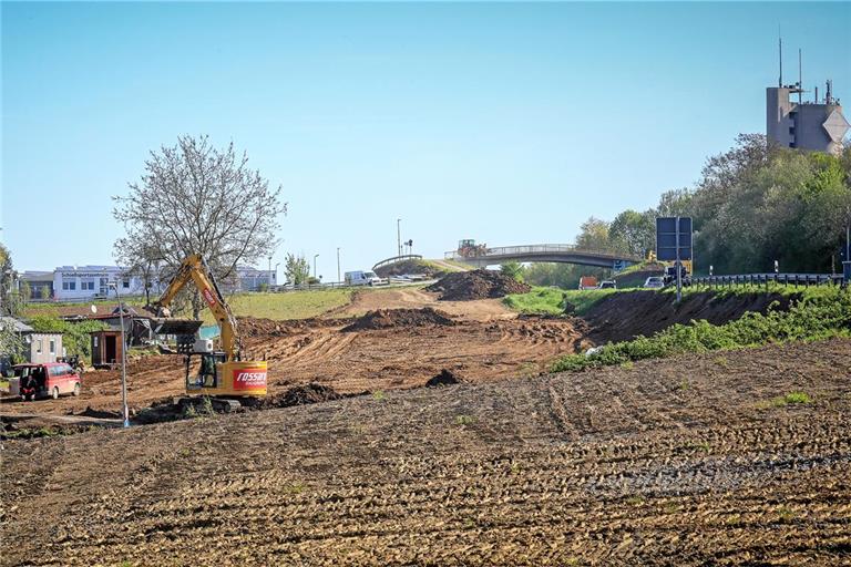 Die Arbeiten an der provisorischen Straße zum Schützenhaus parallel zur B14 sind im Gange. Sobald der Weg fertig ist, wird die Brücke beim Wasserturm abgerissen. Foto: Alexander Becher