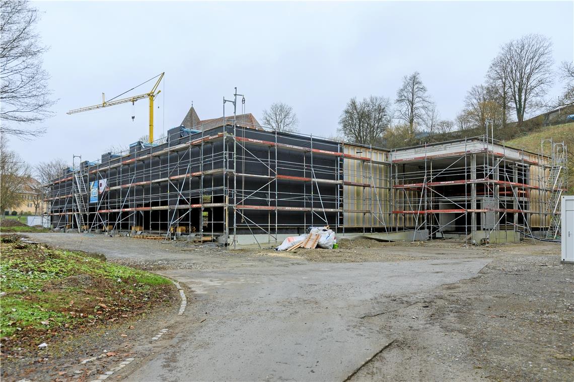Neue Murrhardter Sporthalle soll bis Herbst fertig sein Die Arbeiten an der Sporthalle sind im Gange – obwohl die Fenster noch immer fehlen. Foto: Stefan Bossow