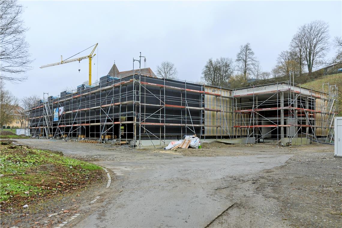 Die Arbeiten an der Sporthalle sind im Gange – obwohl die Fenster noch immer fehlen. Foto: Stefan Bossow