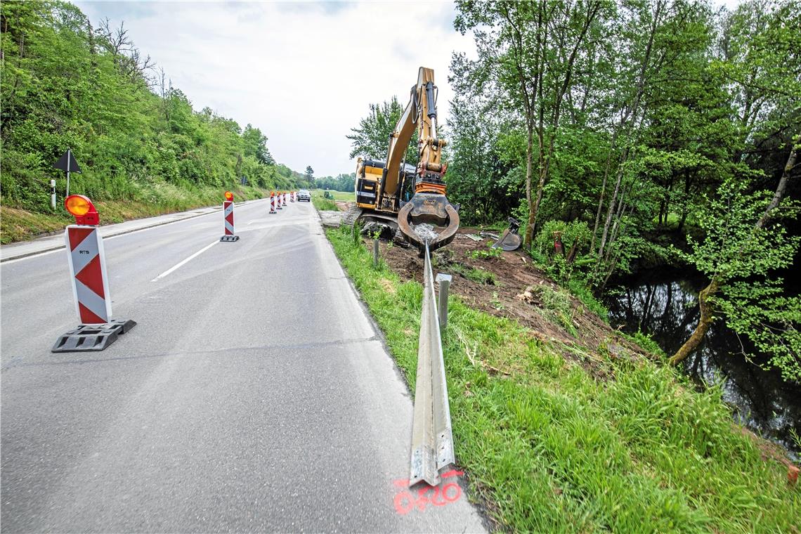 Die Arbeiten zur Sanierung von Böschungen zur Murr hin entlang der Kreisstraßezwischen der Schweißbrücke und Kirchberg haben begonnen. Foto: A. Becher
