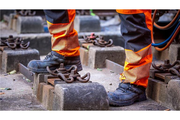 Die Arbeiter waren laut Polizei mit Gleisarbeiten in der Oberpfalz beschäftigt. (Symbolbild)