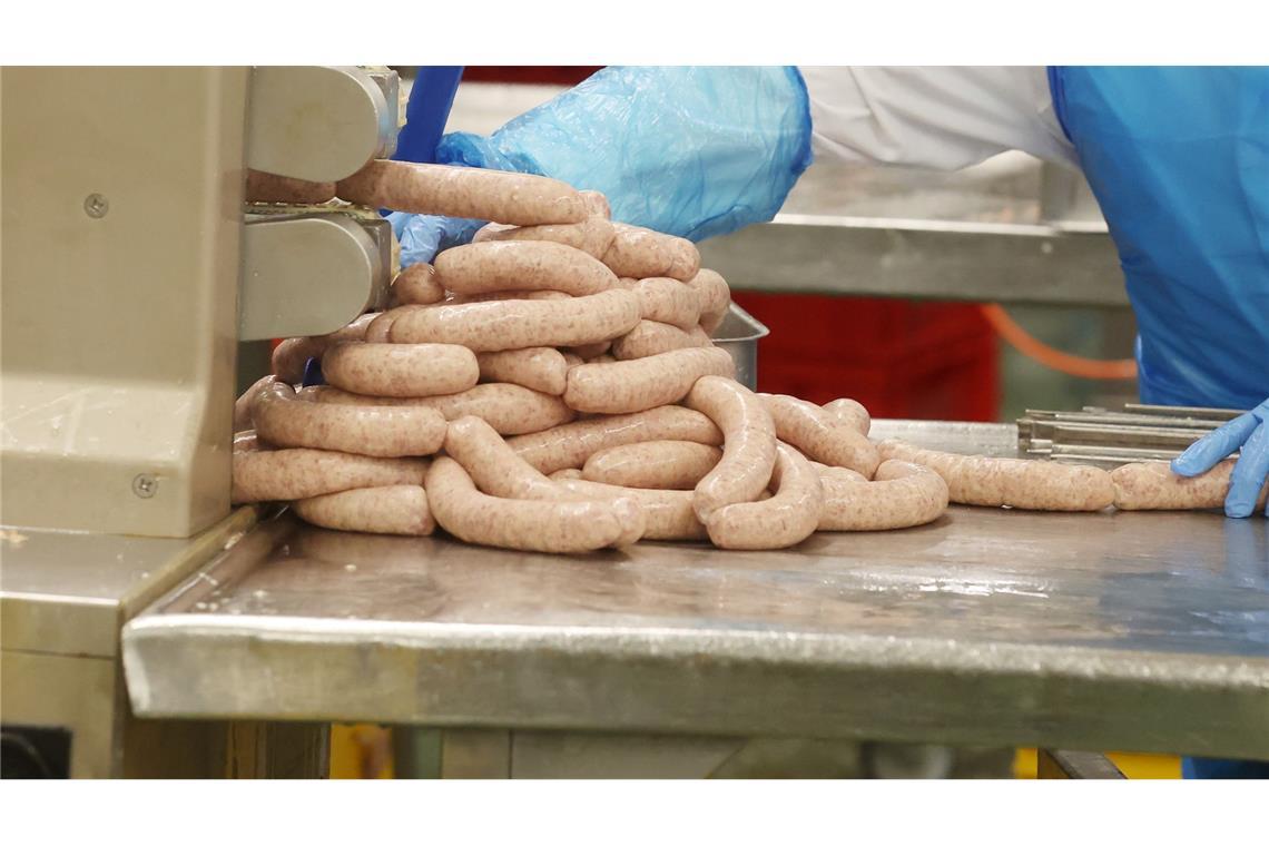 Die Arbeitsbedingungen in Schlachthöfen waren vor allem während der Corona-Pandemie in den Fokus gerückt. (Archivbild)