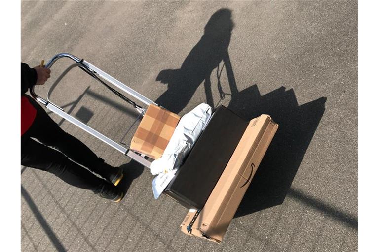 Die Arbeitsbedingungen von Paketboten sollen durch den neuen Gesetzentwurf verbessert werden. Foto: Julian Stratenschulte/dpa