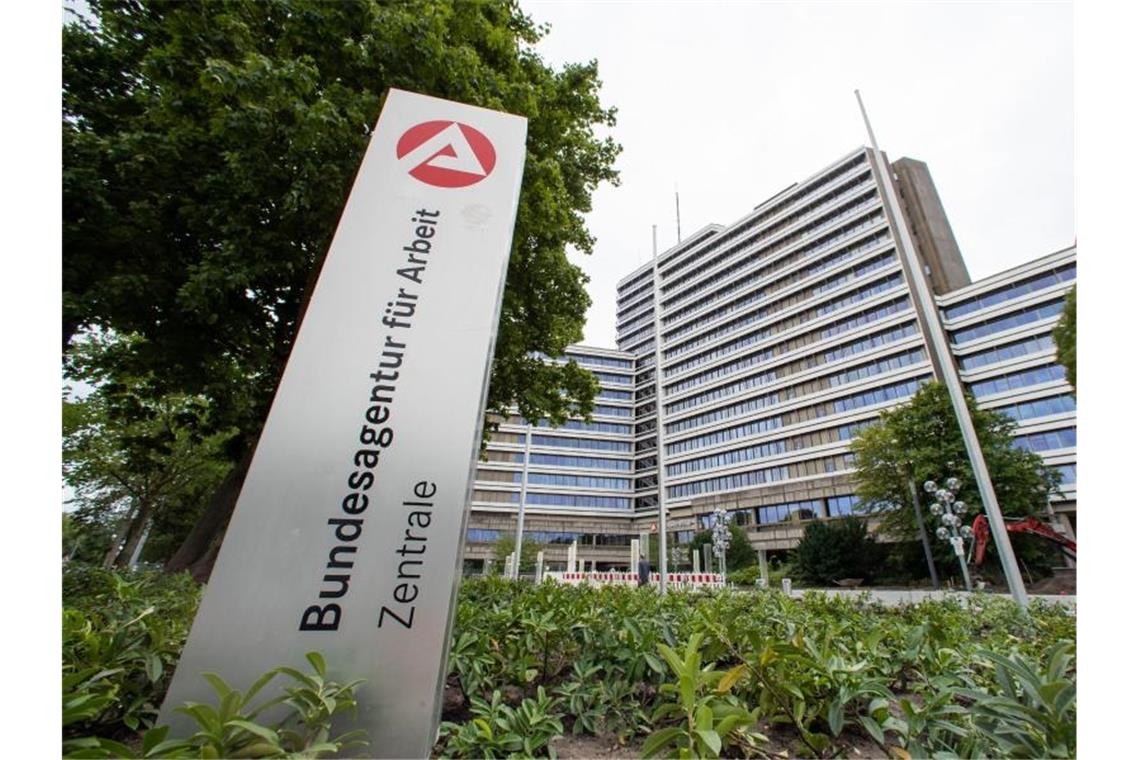 Zahl der Arbeitslosen sinkt im November weiter