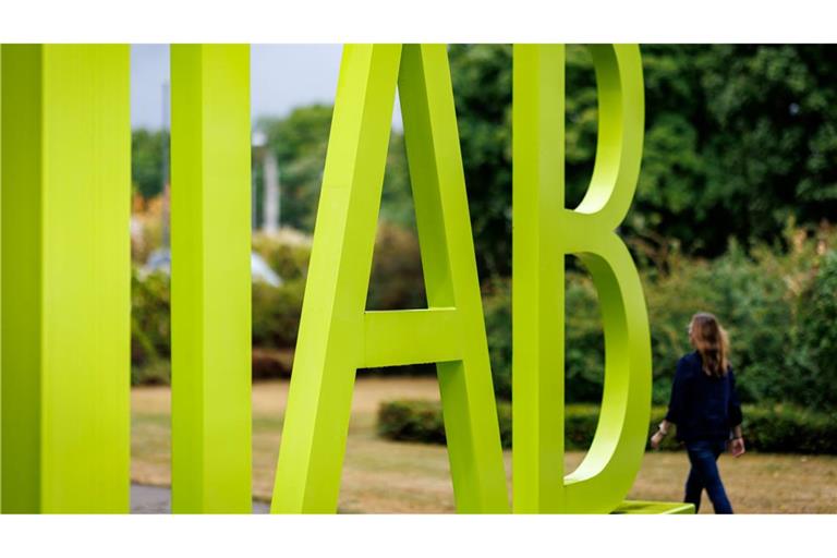 Die Arbeitslosigkeit wird einer IAB-Regionalprognose im Osten leicht zunehmen, im Westen leicht sinken (Archivbild).