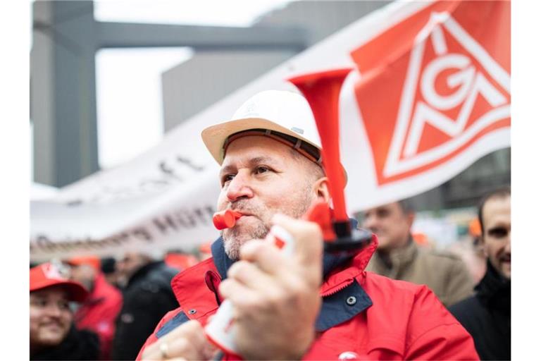 Die Arbeitsplätze von Stahlarbeitern, wie hier von Thyssenkrupp in Duisburg, sind nicht sicher. Foto: Marcel Kusch/dpa