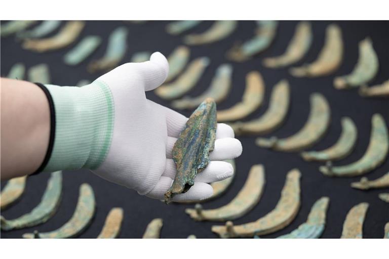 Die Archäologen gehen davon aus, dass die 310 Fundstücke – darunter 136 Sicheln und 50 Beile – zu rituellen Zwecken als Gabe für Götter in die Erde gebracht worden.