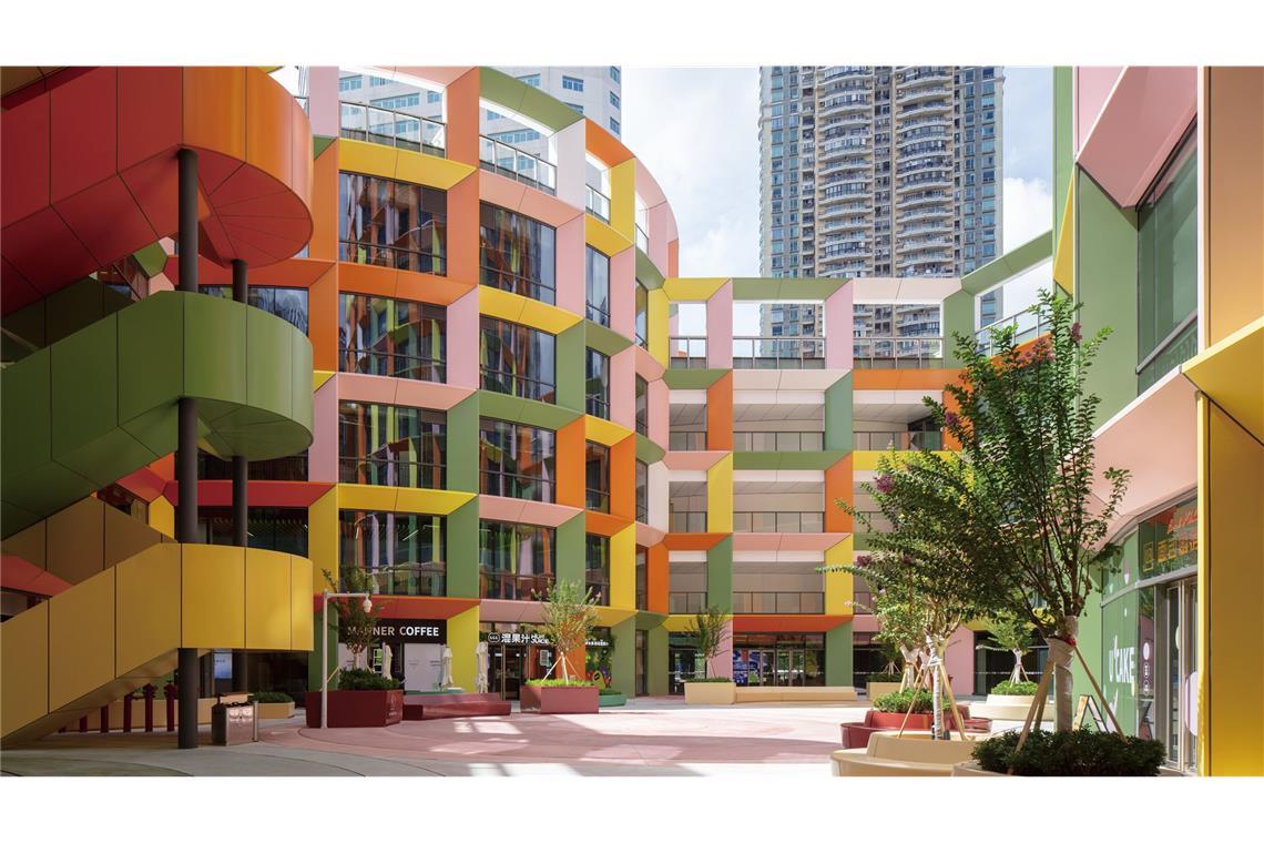 Das beste Hochhaus der Welt Die Architekten von MVRDV haben einen 1994 errichteten Büroturm in einen farbenfrohen Wolkenkratzer mit Hotelnutzung sowie einem breiten Angebot für das Wohl von Frauen und Kindern transformiert.