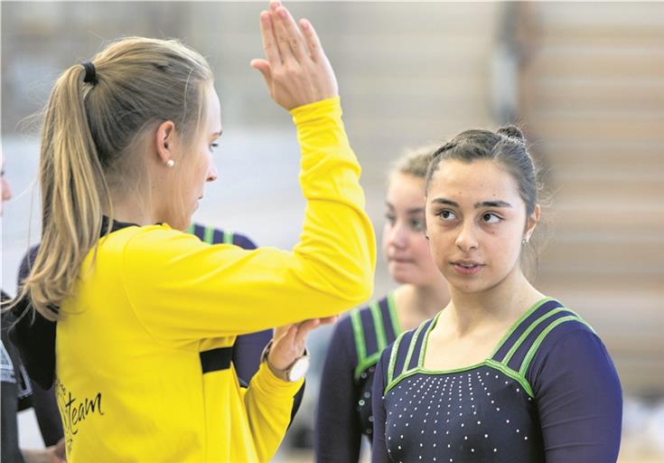 Die Argentinierin Giuliana Galante (rechts) nimmt natürlich auch die Tipps ihrer Trainerinnen und Teamkameradinnen entgegen. Foto: M. Spreter