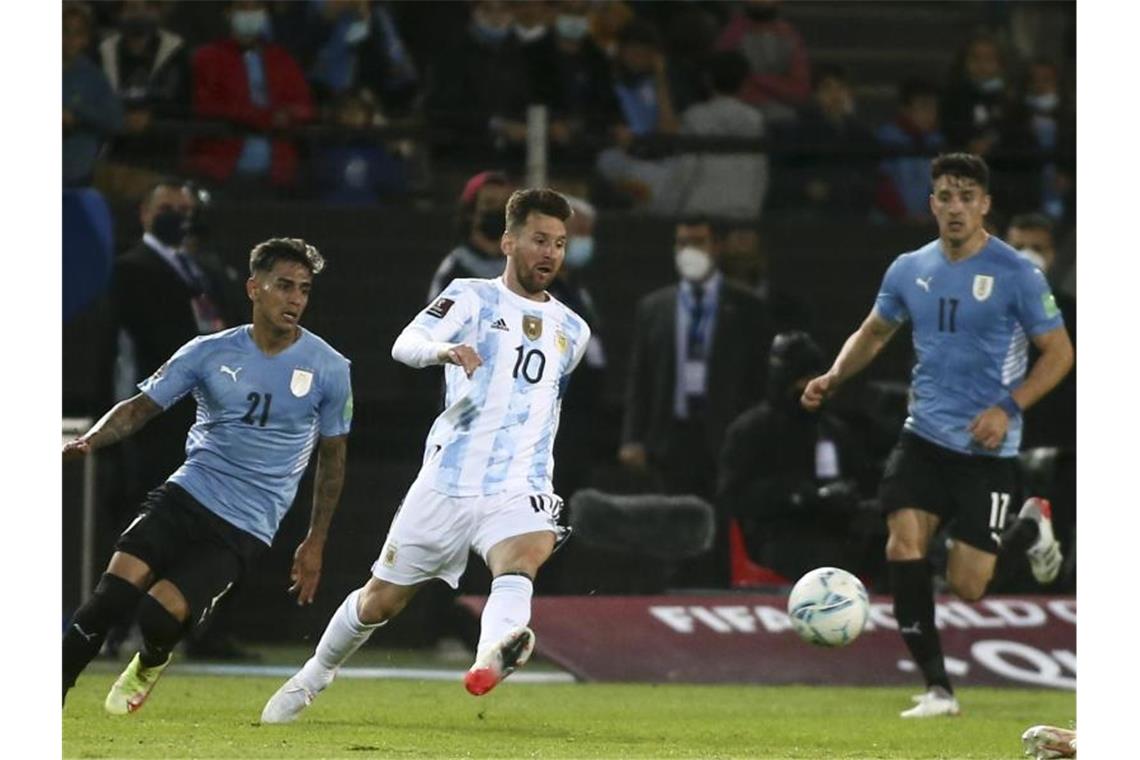 Argentinien schlägt Uruguay und hat Katar im Blick Die argentinische Auswahl um Superstar Lionel Messi (M.) besiegte in Montevideo Uruguay mit 1:0. Foto: Ernesto Ryan/Getty pool via AP/dpa