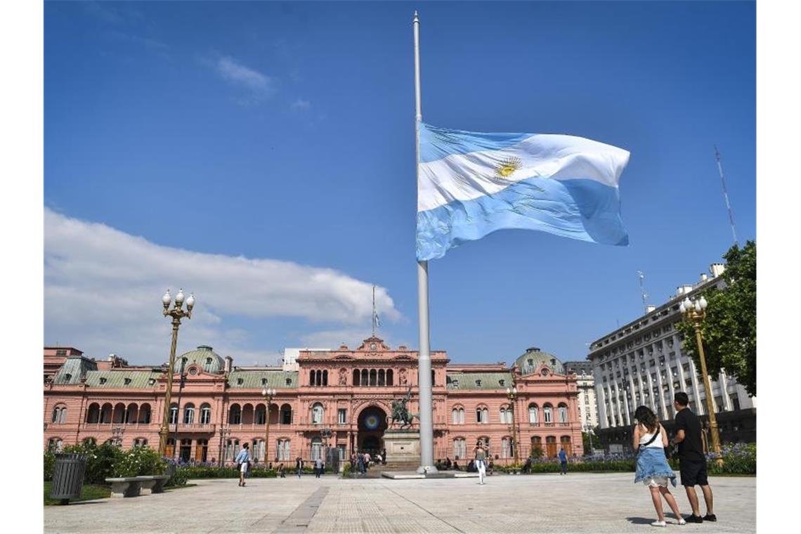 In der Hand Gottes: Argentinien nimmt Abschied von Maradona Die argentinische Flagge auf der Plaza de Mayo in Buenos Aires weht auf Halbmast. Foto: Victor Carreira/telam/dpa