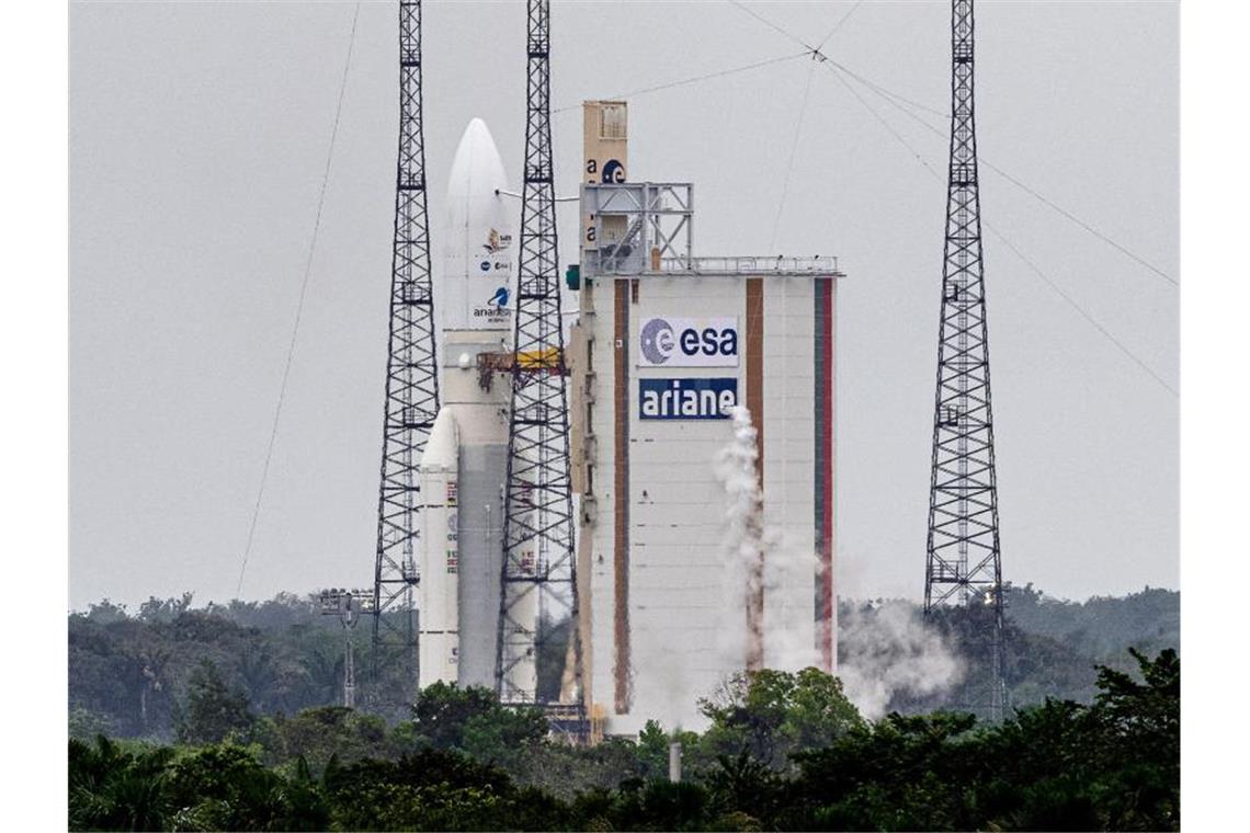 Teuerstes Weltraum-Teleskop startet erfolgreich ins All Die Ariane-5-Rakete von Arianespace mit dem James Webb Weltraumteleskop der Nasa an Bord. Foto: Jody Amiet/AFP/dpa