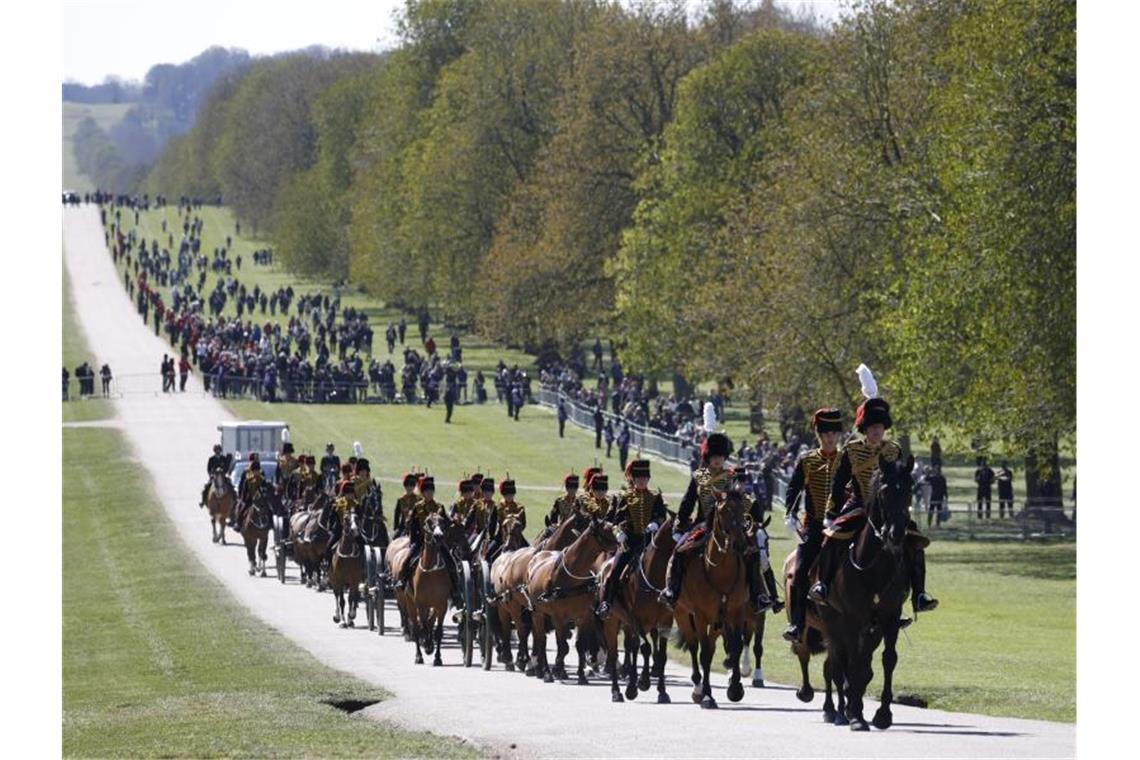Die Armeeeinheit "King's Troop Royal Horse Artillery" reitet zum Schloss Windsor. Foto: Phil Noble/Pool Reuters/dpa