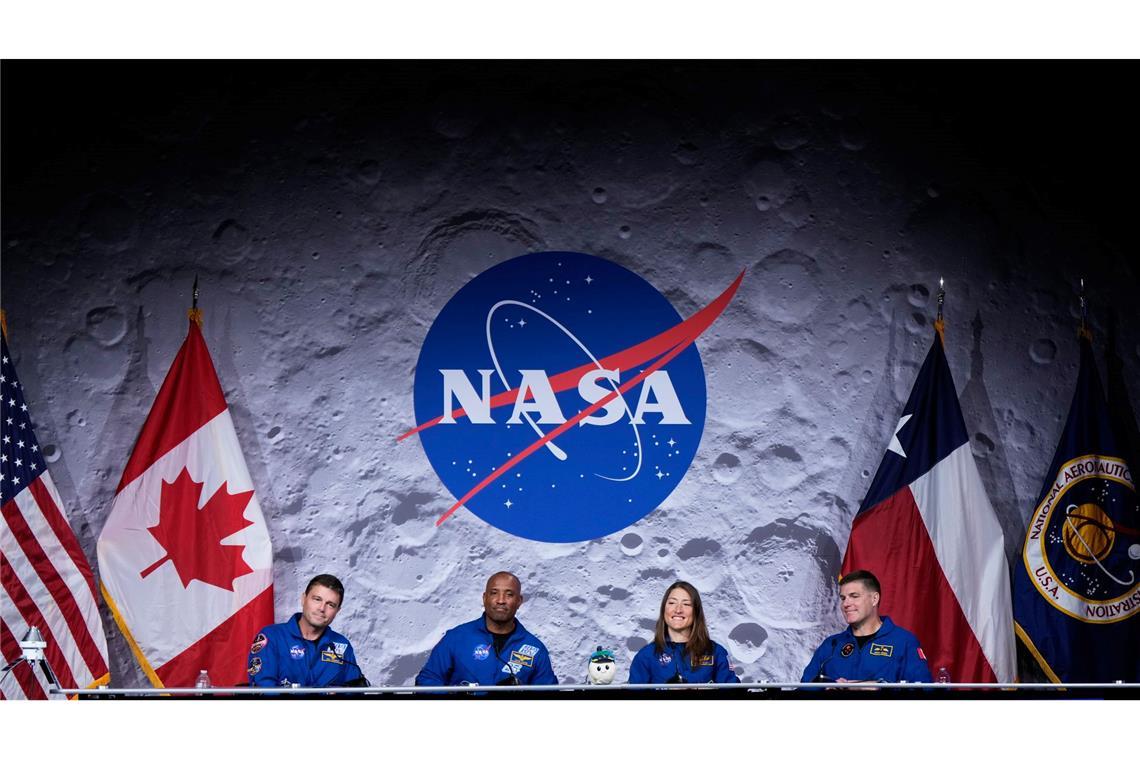 Die "Artemis-2"-Besatzung der NASA - die NASA-Astronauten Reid Wiseman, Victor Glover und Christina Koch sowie der Astronaut Jeremy Hansen von der kanadischen Weltraumbehörde (CSA) - sprechen während einer Pressekonferenz in Houston.