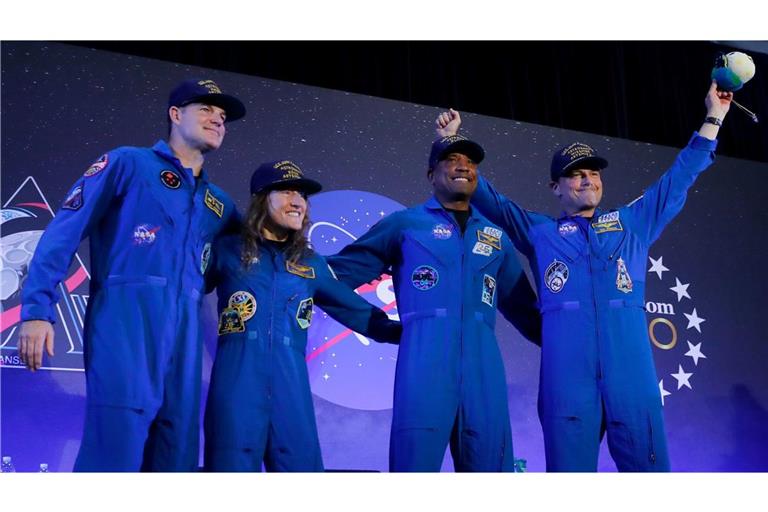 Die "Artemis 2"-Crew, Jeremy Hansen (l-r), Christina Koch, Victor Glover und Reid Wiseman, kommt am Ende einer Rückkehrfeier in die Mitte einer Bühne.