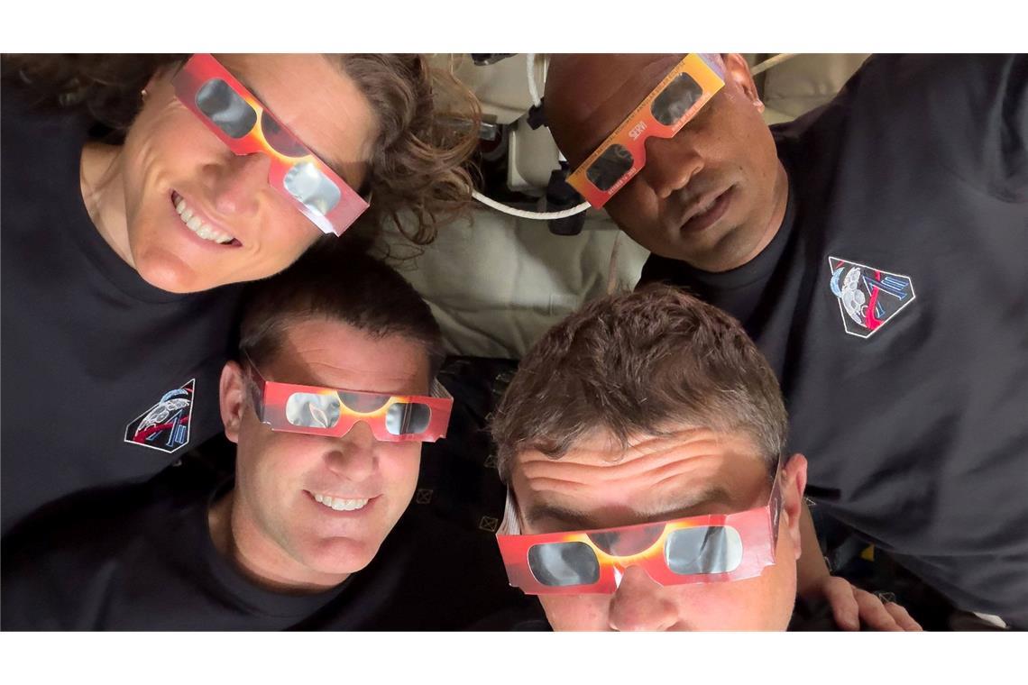 Die "Artemis 2"-Crew mit Sonnenfinsternisbrillen