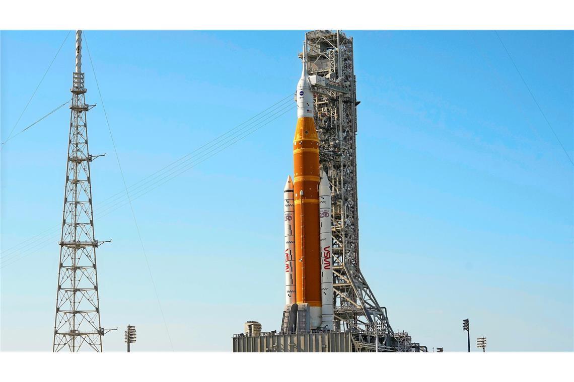 Die „Artemis 2“ der NASA mit dem Orion-Raumschiff auf der Startrampe 39-B des Kennedy Space Center in Cape Canaveral, Florida.