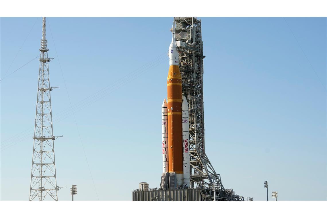 Die  "Artemis 2" der NASA mit dem Orion-Raumschiff steht auf der Startrampe.