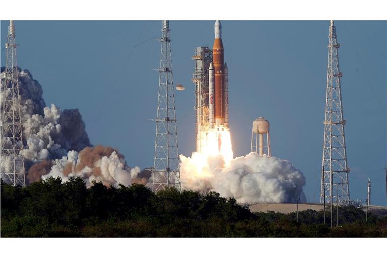 Die Artemis II-Mondrakete der NASA hebt ab.