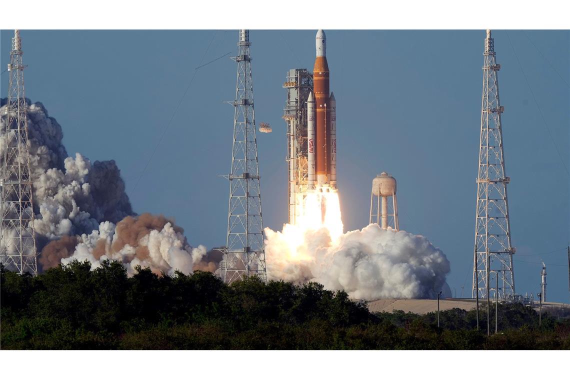 Die Artemis II-Mondrakete der NASA hebt ab.