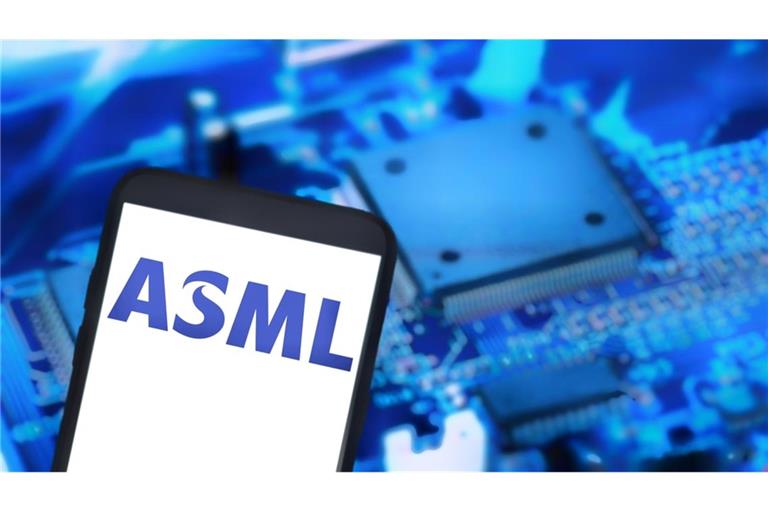 Die ASML-Aktie steigt am 15. Januar 2026 um 7 Prozent auf 1.160 Euro. Erfahren Sie, welche Faktoren hinter dem Kurssprung des niederländischen Chipausrüsters stecken.