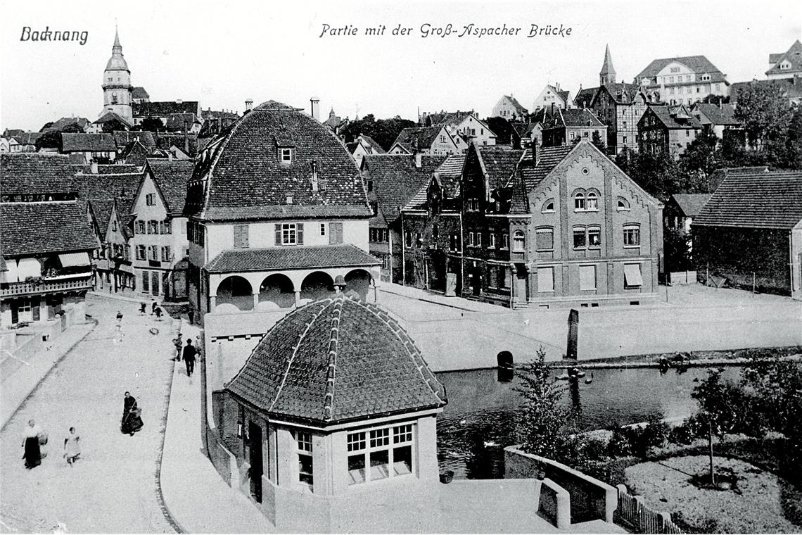 Brücke erst aus Holz, dann aus Stein und aus Beton Die Aspacher Brücke und das Gasthaus Krone um 1915. Repros: P. Wolf