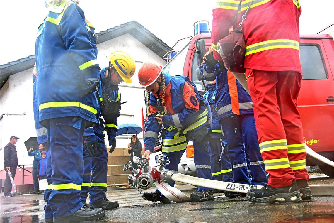 Die Aspacher Bürgermeisterin (hinten mitte) schaut bei der Übung zu. Feuerwehr-J...