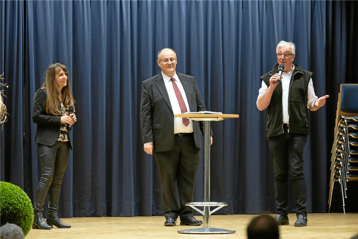 Neujahrsempfang des Evangelischen Kirchenbezirks ist ein Fest der Gemeinschaft Die Aspacher Bürgermeisterin Sabine Welte-Hauff, Dekan Rainer Köpf und Pfarrer Martin Kaschler (von links) sprechen über das Miteinander im Alltag. Foto: Alexander Becher