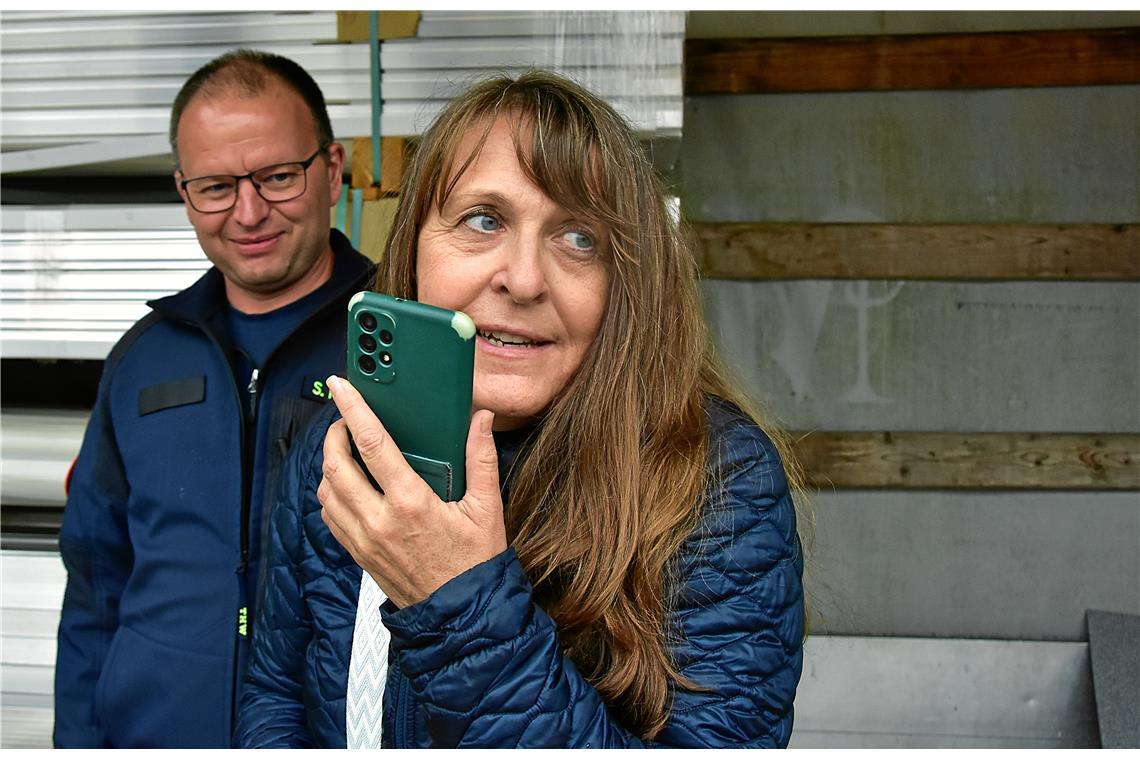 Die Aspacher Bürgermeisterin Sabine Welte-Hauff setzt den Notruf ab. Hinter ihr ...