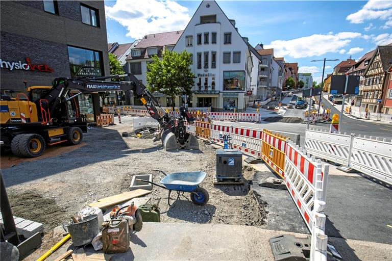 Die Aspacher Straße kann Mitte Juni wieder freigegeben werden. Aktuell wird auch der Vorplatz der Aspacher Brücke fertiggestellt. Foto: A. Becher