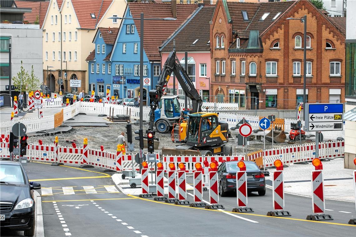 Die Asphaltarbeiten am Kreisverkehr bei der Aspacher Brücke in Backnang haben begonnen. Foto: A. Becher
