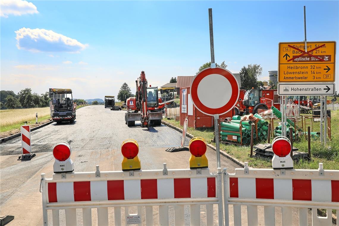 Die Asphaltdecke auf der B14 ist aufgebracht, morgen Nachmittag werden die Durchfahrtsverbotsschilder wieder abgebaut. Foto: U. Arslan