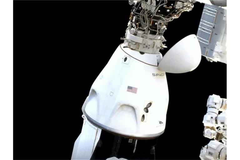 Die Astronauten in der SpaceX Dragon-Kapsel bereiten sich auf das Abdocken von der Internationalen Raumstation vor. Foto: -/NASA/AP/dpa