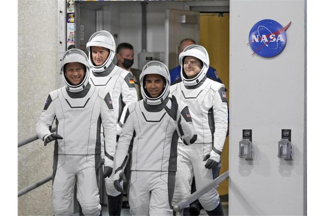 Die Astronauten (von links) Tom Marshburn, Matthias Maurer aus Deutschland, Raja Chari und Kayla Barron sind auf dem Weg zur Startrampe. Foto: John Raoux/AP/dpa