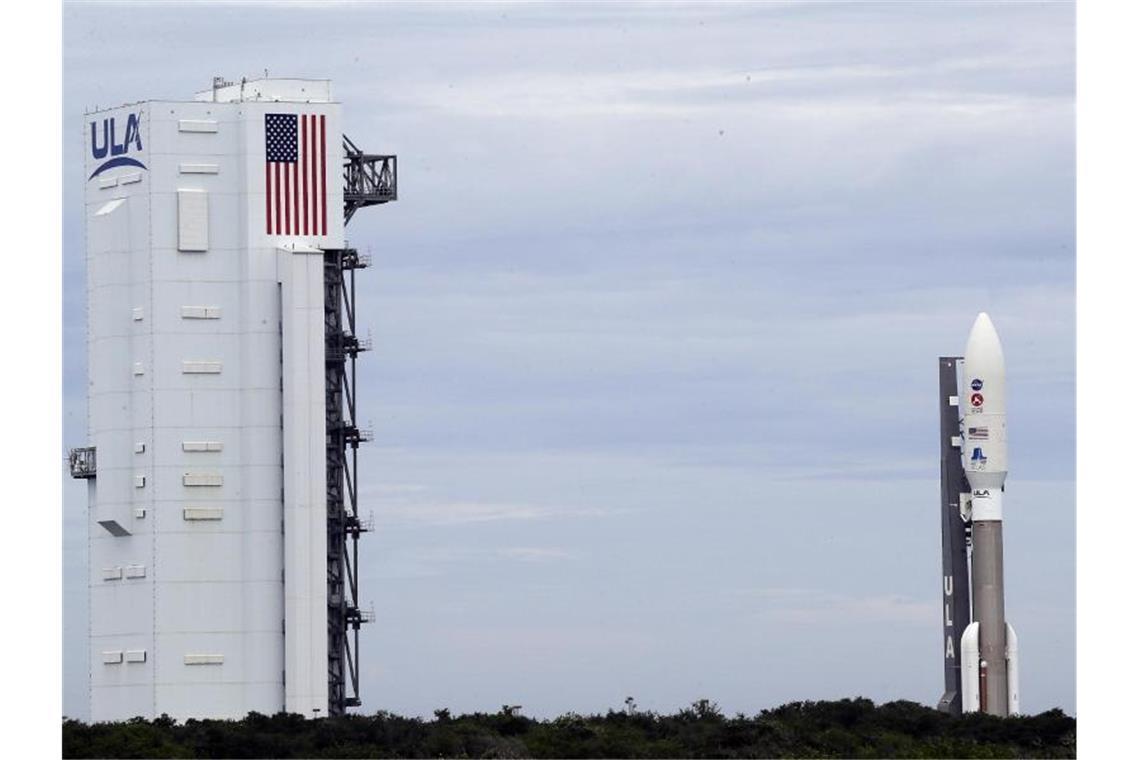 Die „Atlas-V“-Rakete der United Launch Alliance, wird für ihren Transport zum Space Launch Complex 41 in Cape Canaveral vorbereitet. Foto: John Raoux/AP/dpa