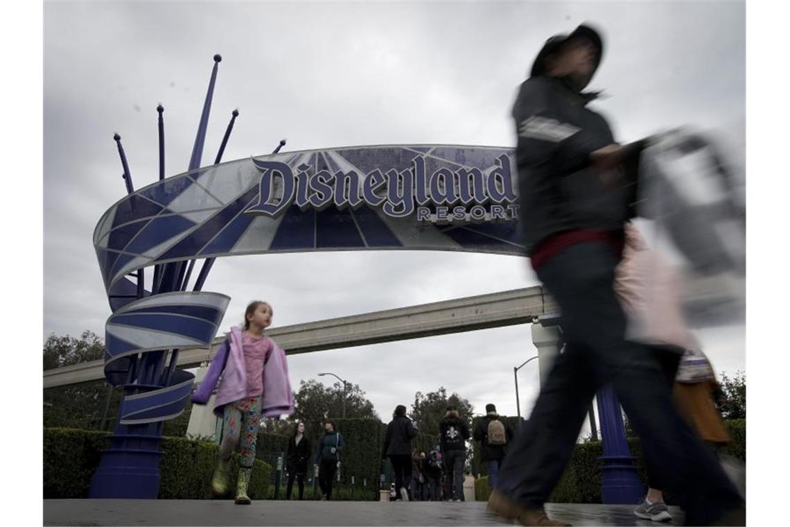 Disneyland in Kalifornien, Florida und Paris machen zu Die Attraktionen auf dem Gelände in Anaheim vor den Toren von Los Angeles sind ein großes Touristenmagnet. Foto: Chris Carlson/AP/dpa