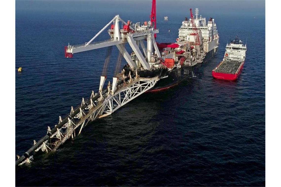 Russland sieht EU nach Baustopp für Nord Stream 2 am Zug Die „Audacia“ verlegt in der Ostsee Rohre für die Gaspipeline Nord Stream 2. Foto: Bernd Wüstneck/dpa