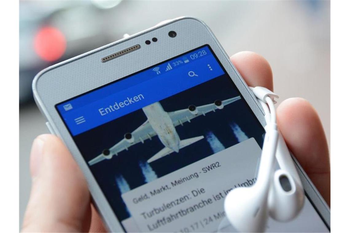 ARD Hörspieltage wieder mit Publikum geplant Die Audiothek der ARD zeigt ein Hörspiel auf einem Smartphone. Foto: SWR/ARD.de/dpa
