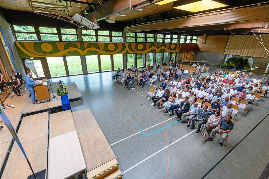 Die Auenwaldhalle – hier beim Sommerempfang im Jahr 2023 – ist die wichtigste Veranstaltungshalle der Gemeinde. Nunscheinen ihreTage gezählt, aber der endgültige Beschluss zum Abriss steht noch aus. Archivfoto: Alexander Becher