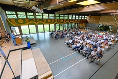 Die Auenwaldhalle – hier beim Sommerempfang im Jahr 2023 – ist die wichtigste Veranstaltungshalle der Gemeinde. Nunscheinen ihreTage gezählt, aber der endgültige Beschluss zum Abriss steht noch aus. Archivfoto: Alexander Becher