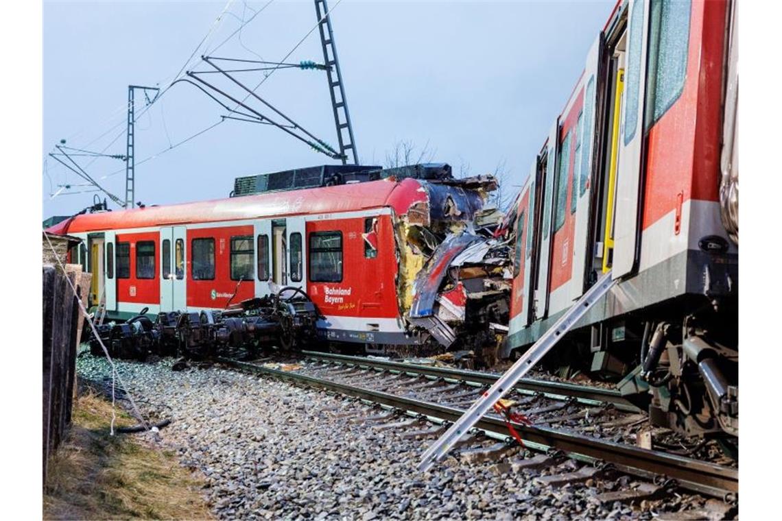 Nach tödlichem S-Bahnunfall etliche Fragen offen Die aufeinander geprallten S-Bahnen an der Unfallstelle in der Nähe des Bahnhofes Ebenhausen-Schäftlarn. Foto: Matthias Balk/dpa