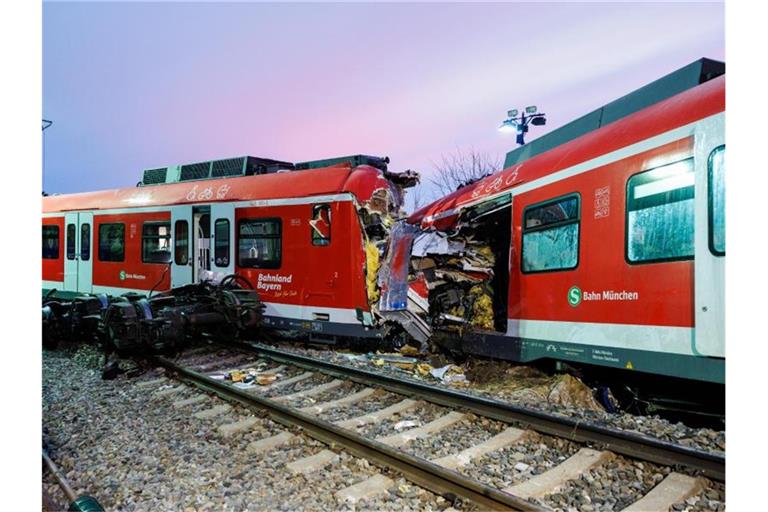 Die aufeinander geprallten S-Bahnen an der Unfallstelle in der Nähe des Bahnhofes Ebenhausen-Schäftlarn bei München. Foto: Matthias Balk/dpa