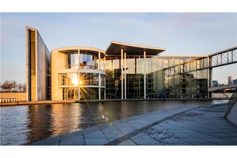 Die aufgehende Sonne spiegelt sich im Paul-Löbe-Haus des Deutschen Bundestag.