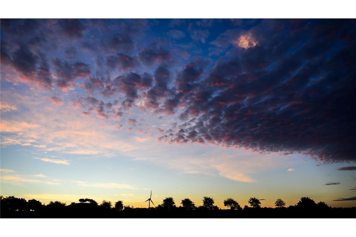 Die aufgehende Sonne verfärbt den Morgenhimmel in Niedersachsen.